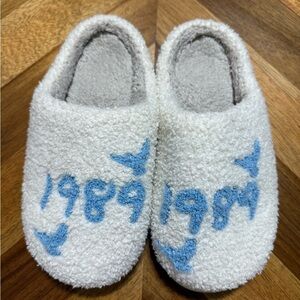 Slippers1989 Taylor Swift Plush House Slippers Sz 41-42 White/Blue Comfy Runs Sm